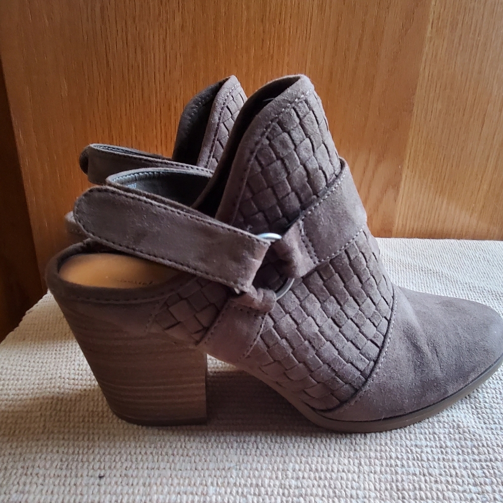 Universal thread booties size 9.5